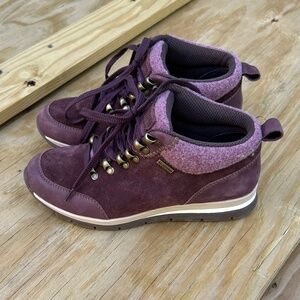 Bionica Low Hiker Style Shoes Size 7